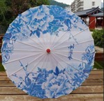 Solparaply/ parasol - hvid med stor blå flora
